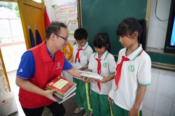 圖書捐贈現場。西南大學供圖