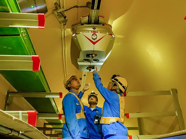 工作人員正在110千伏銅鼓山電纜通道中巡檢。國網重慶超高壓公司供圖