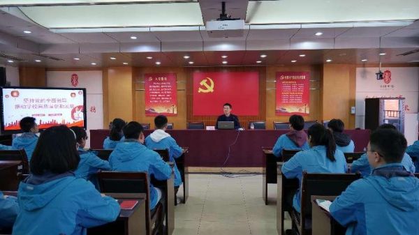 該校黨委書記為學生上黨課。求精中學校供圖