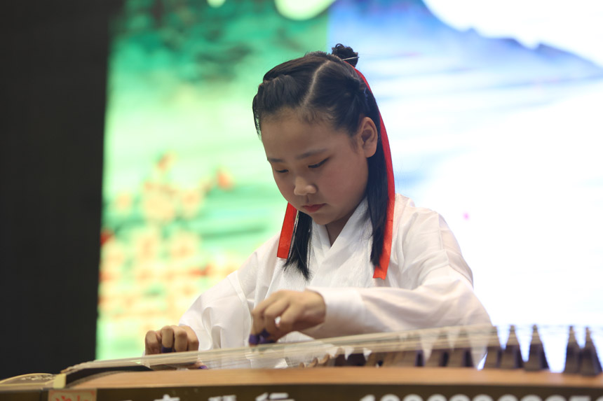 古箏表演。重師附二小供圖