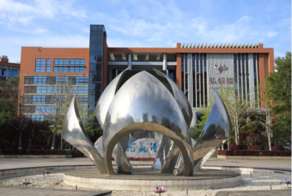 渝北中學象征學校蓮華精神的“蓮花”不銹鋼雕塑。渝北中學供圖