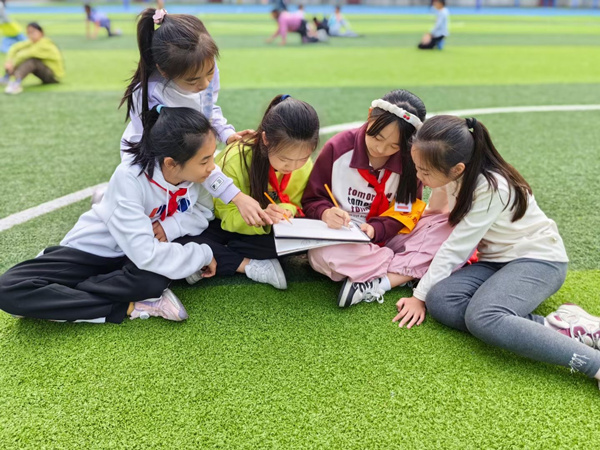 課間閑睱。重慶市大渡口小學供圖