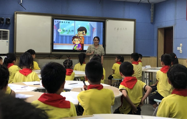 學校青年教師優質課大賽一等獎獲得者黎雪給學生上課。重慶市長征學校供圖