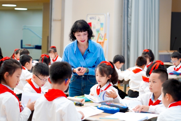 “生本課堂”小組合作學習。四川外國語大學九龍坡區附屬小學校供圖