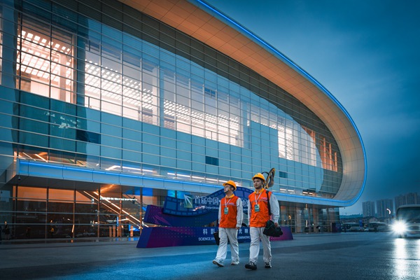 國家電網紅巖（永川）共產黨員服務隊隊員在重慶永川國際會展中心保障重大活動用電。國網重慶永川供電公司供圖