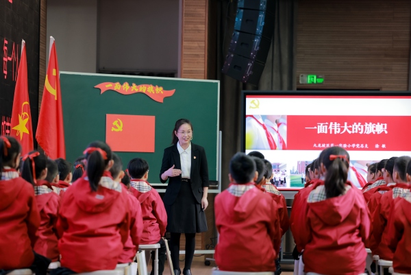 集團黨委委員帶頭上思政課。九龍坡區實驗一小供圖