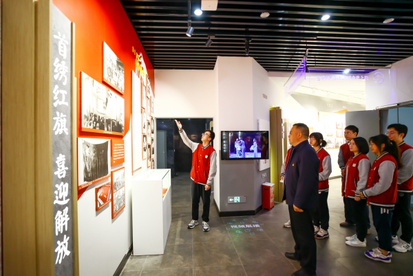 “人人都是講解員”陶行知紀念館解說活動中，學生志愿者講述山城升起的第一面五星紅旗。重慶市育才中學校供圖