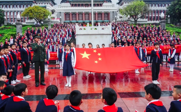 黨員、少先隊員代表參加迎“五一”共升國旗紅色之旅活動。重慶外國語學校森林小學供圖