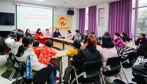 黨員教師代表走進科園二路社區開展送溫暖活動。重慶外國語學校森林小學供圖