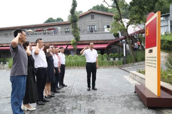 西南大學附中黨委理論學習中心組開展“強黨性建新功，爭當紅巖先鋒”實地研學活動。西南大學附中供圖