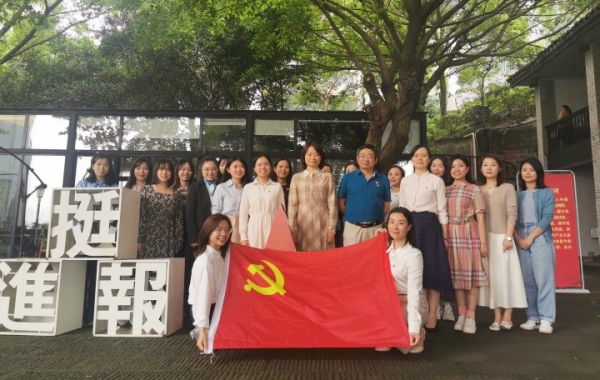 黨建活動合影。南坪實驗小學供圖