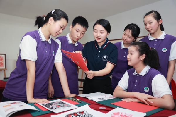 學校特色“五環”課程——剪紙。重慶市第一一0中學校供圖