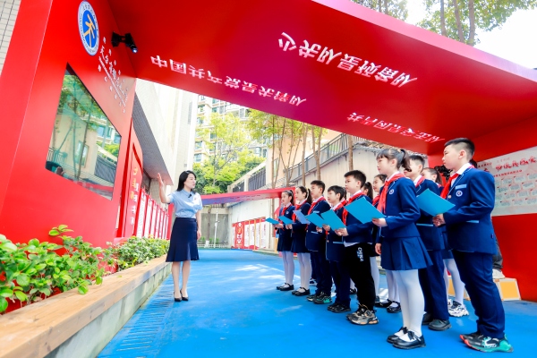 該校黨委書記左榮給學生上思政課。天臺崗小學供圖