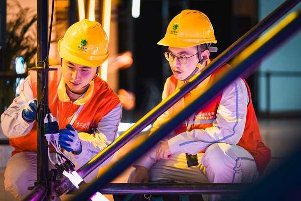 保電人員對重要線路和設備進行全面排查。國網重慶永川供電公司供圖