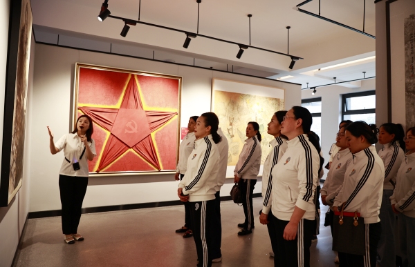 該幼兒園黨支部參觀重慶市廉潔文化作品展。涪陵區級機關幼兒園供圖