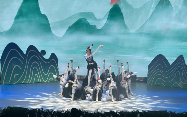 參加涪陵區教師大練兵活動——白鶴翔舞。涪陵區級機關幼兒園供圖