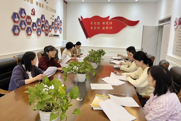 學校英語組內教研會。重慶市涪陵區浙涪友誼學校供圖