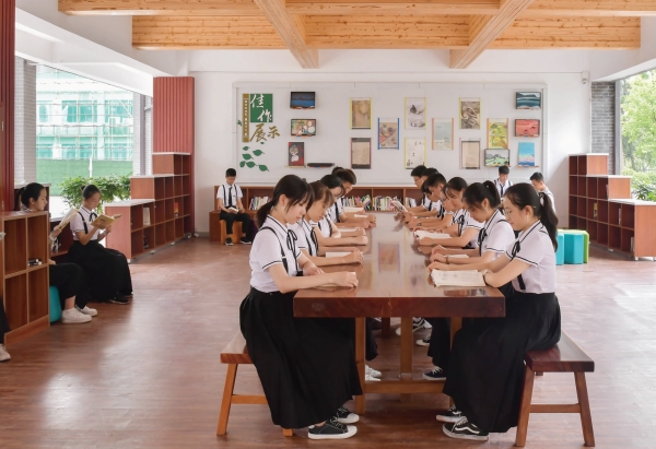 2024年5月，學生參與海量閱讀系列課程。重慶市第十八中學供圖