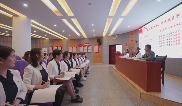 黨員干部、教師集中學習強黨性。江北區鯉魚池小學供圖