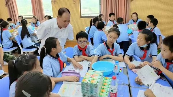 鄒權偉同志參加課堂大練兵活動。濱江四牌坊小學供圖