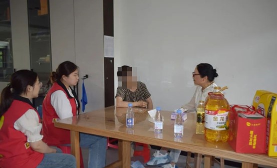 家訪活動現場。重慶迪邦皮膚病醫院供圖