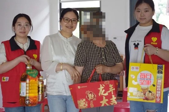 家訪活動現場。重慶迪邦皮膚病醫院供圖