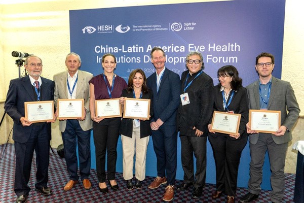 授聘現場。重慶何氏眼科醫院供圖