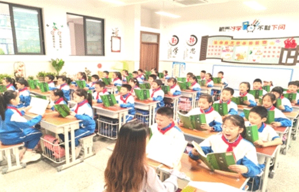 班級每日在校晨誦、午讀經典。 重慶市璧山區御湖小學校供圖