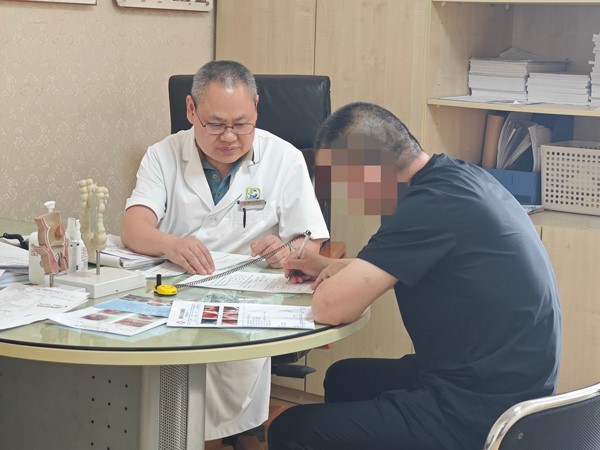 患者問診。重慶東大肛腸醫院供圖