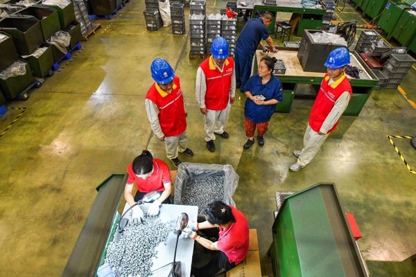 國家電網紅巖“江津營銷”共產黨員服務隊員了解企業用能情況開展能效診斷。王化全攝