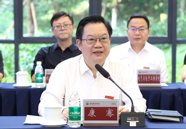 重慶理工大學黨委書記康騫致辭。重慶理工大學供圖