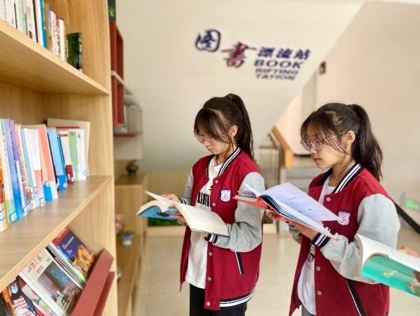 課間的圖書漂流站。 豐都育才中學供圖