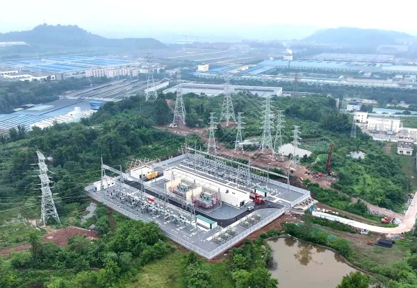 重慶川東電力公司棗子灣220千伏變電站。游波攝