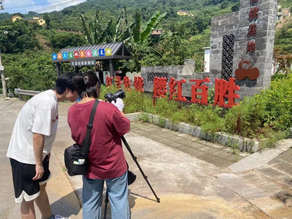 學生實地拍攝。重慶財經學院供圖