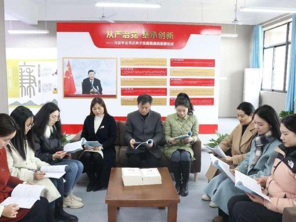 思政學習。永川區鳳凰湖中學供圖