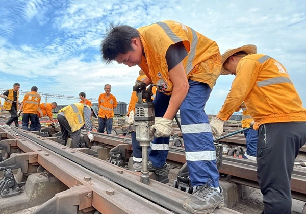 興隆場信號工對信號設備檢查維護。重慶電務段供圖