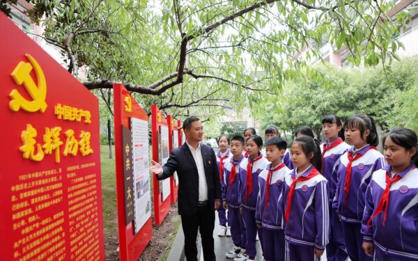 “黨的光輝潤童心”黨史微宣講活動。永川區興龍湖小學校供圖