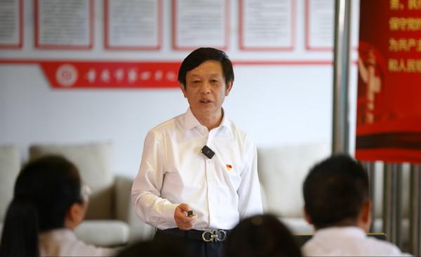 進行主題教育宣講。第四十九中學校供圖