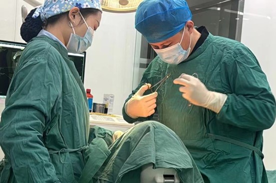 醫生為患者實施手術。泰康拜博口腔醫院供圖