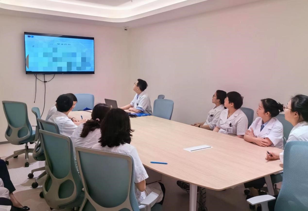 多學科聯合會診制定手術方案。重慶南坪愛爾眼科醫院供圖