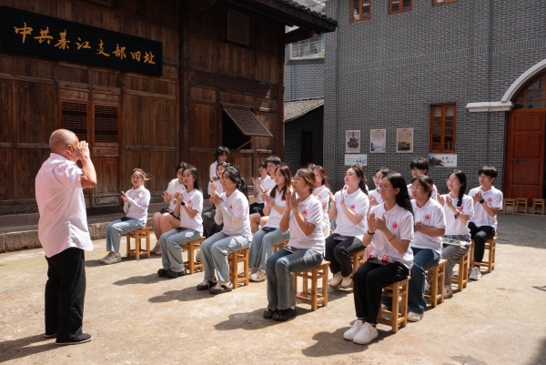 王昌元給團隊成員講述戰時及戍邊親身經歷。重慶理工大學供圖