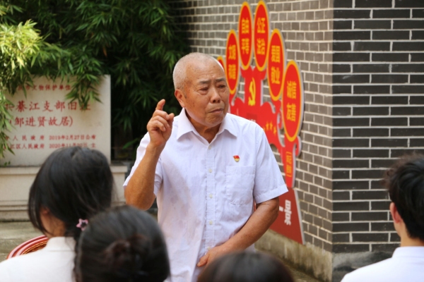 王昌元寄語青年一代。重慶理工大學供圖