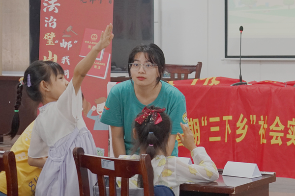 團隊成員在城中社區與小朋友們討論。宋如意攝