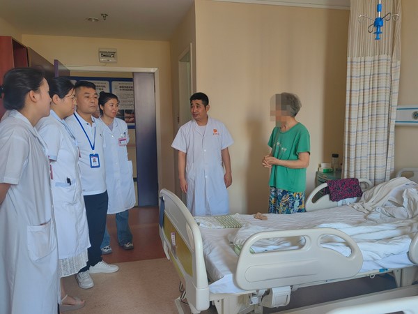 醫生查房。重慶嘉華醫院供圖