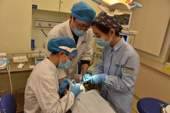 醫生為患者實施手術。泰康拜博口腔醫院供圖