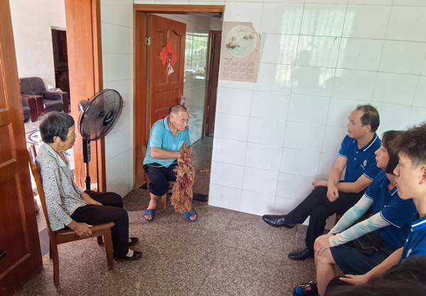 實踐團成員入戶“拉家?！?，互動普法。重慶理工大學供圖