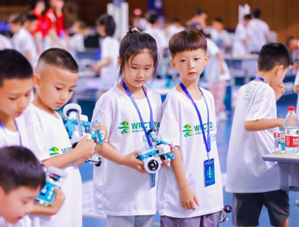 青少年參賽選手正在準備比賽。賽事組委會供圖