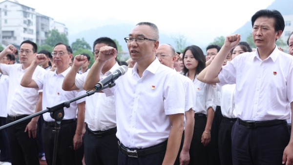 黨委書記陳雄帶領學校全體黨員重溫入黨誓詞。武隆中學供圖