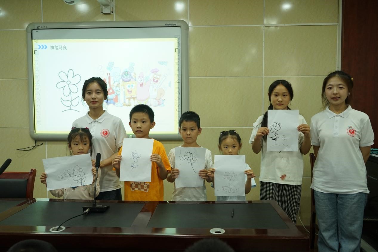 展示繪畫成果。張婉婷攝