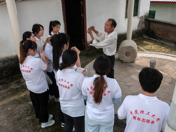 劉照平講述碾子米的故事。 吳丹寧攝